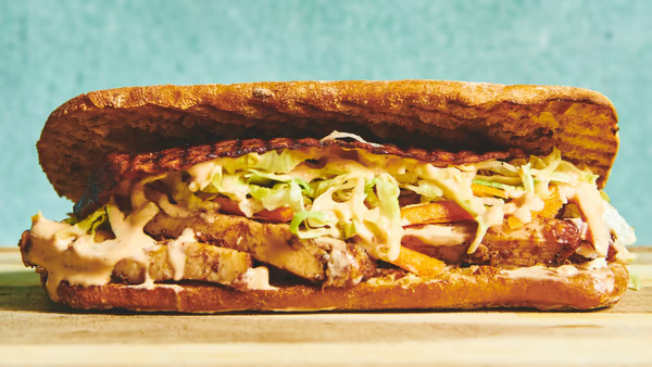 873e2a8a-b752-11ed-b7d4-f29ac1483587_sandhwich_kylling_bacon_1 (1)